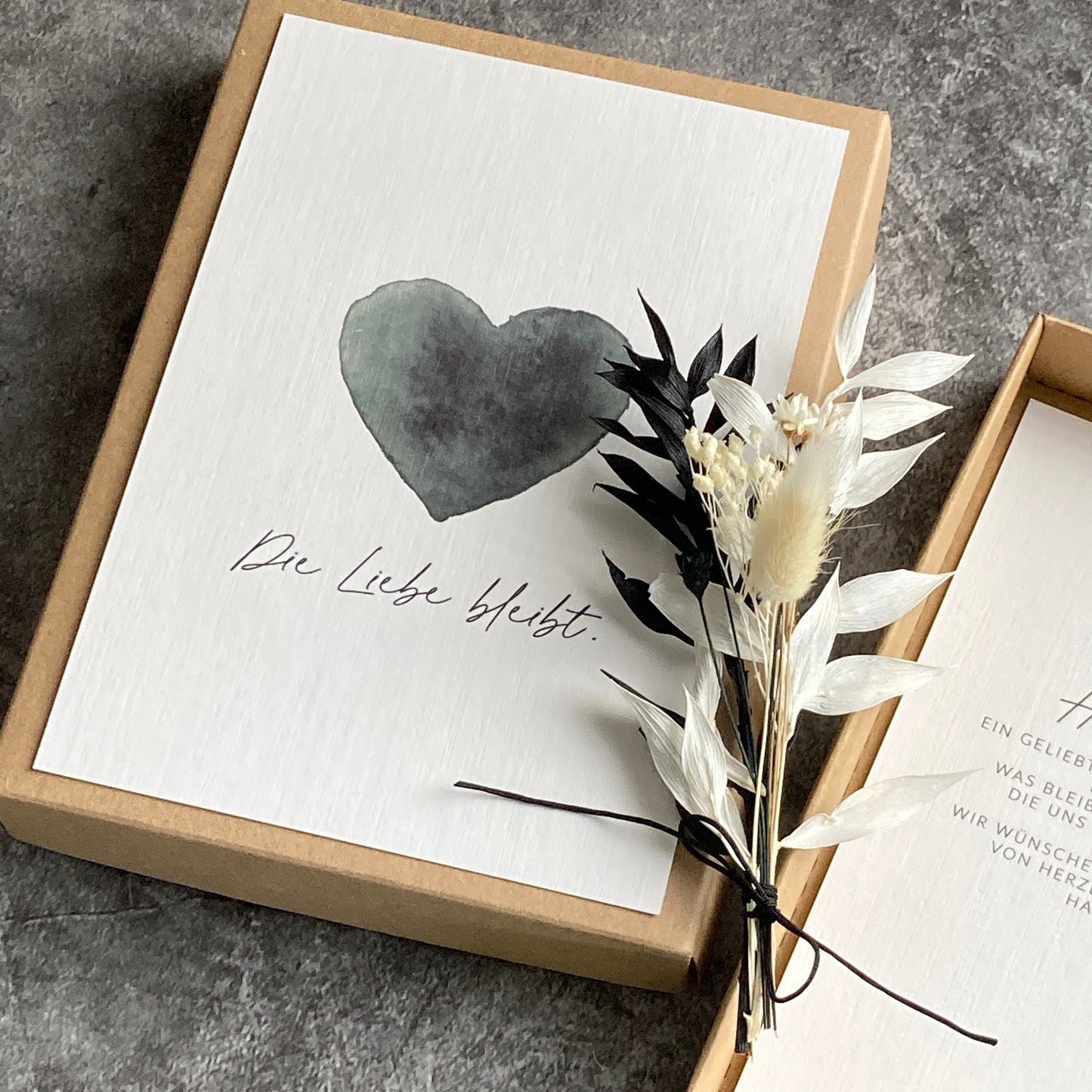 Trauer Box - Die Liebe bleibt - | zur Anteilnahme mit Trockenblumenstrauß | zum Abschied | herzliches Beileid | schwarz weiß