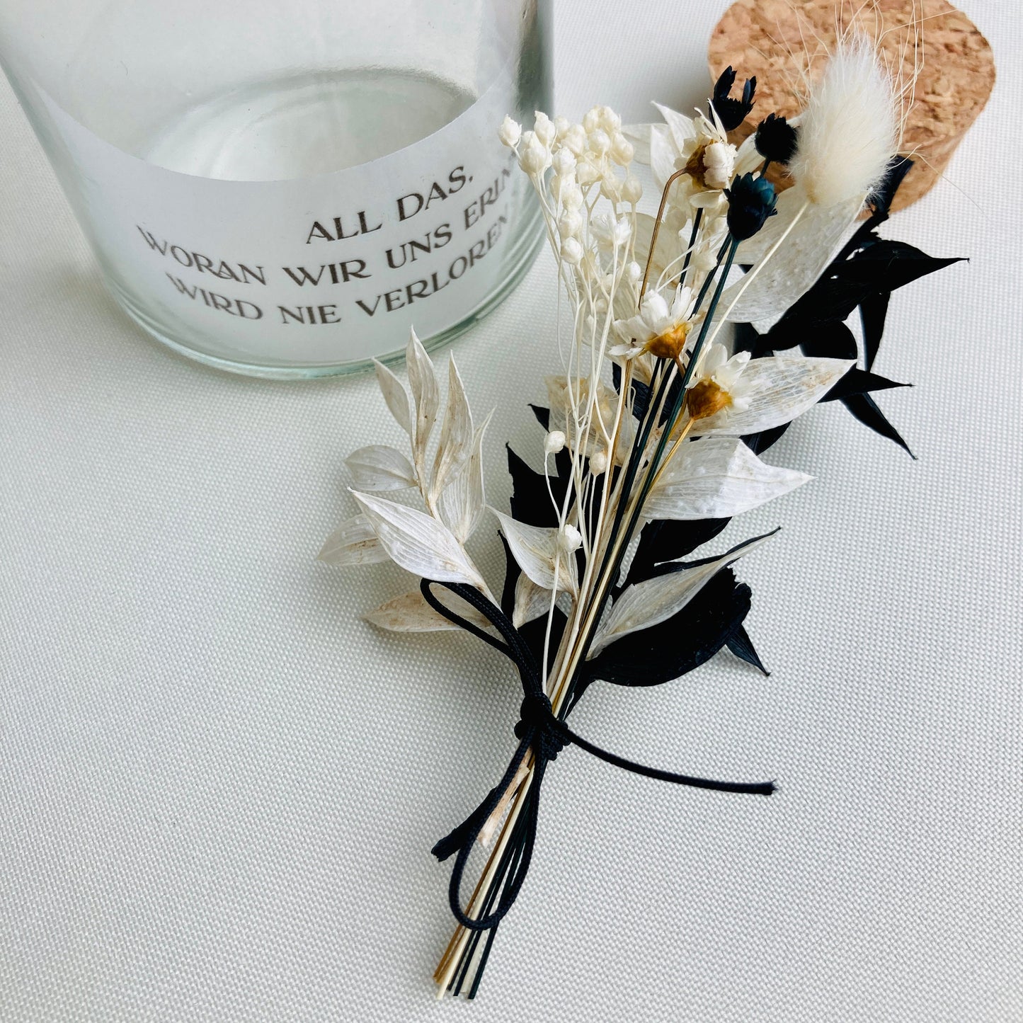 Geschenkglas - black bouquet - | zur Anteilnahme mit Trockenblumenstrauß | zum Abschied | herzliches Beileid | schwarz weiß